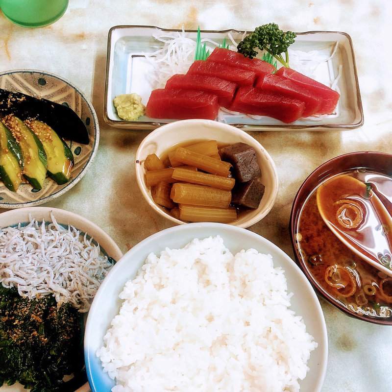 おかず色々定食仕立て(まぐろ造りふきの煮物しらすほうれん草 茄子と胡瓜の漬物 赤出し汁)(はやし食堂)