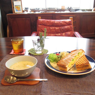 本日のランチセット（ホットサンド、スープ、ドリンク）(北の椅子と)