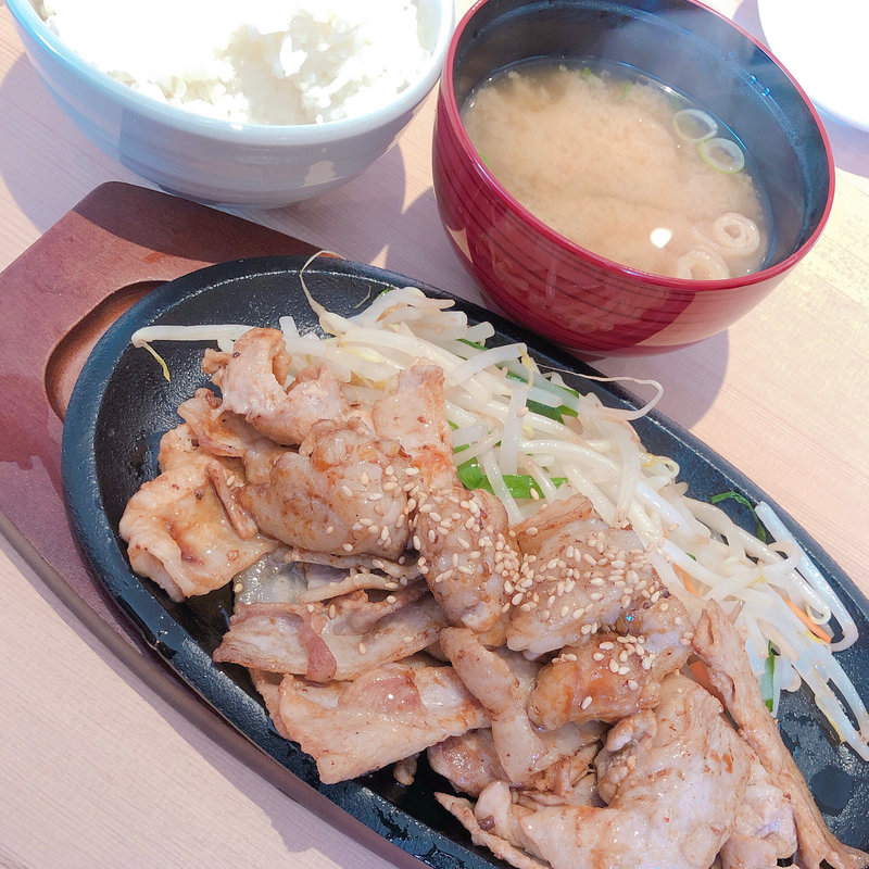 肉まる定食(鉄板焼 博多 天神ホルモン 神戸umieモザイク ハーバーランド店)