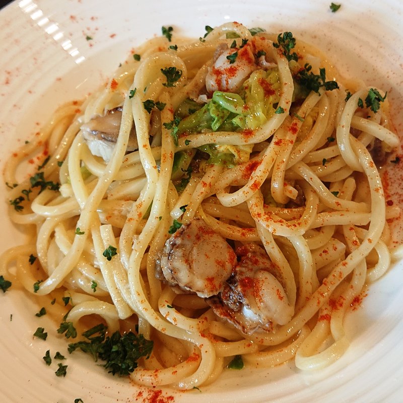 ベビー帆立と春キャベツのペペロンチーノ(池袋パスタ研究所

)