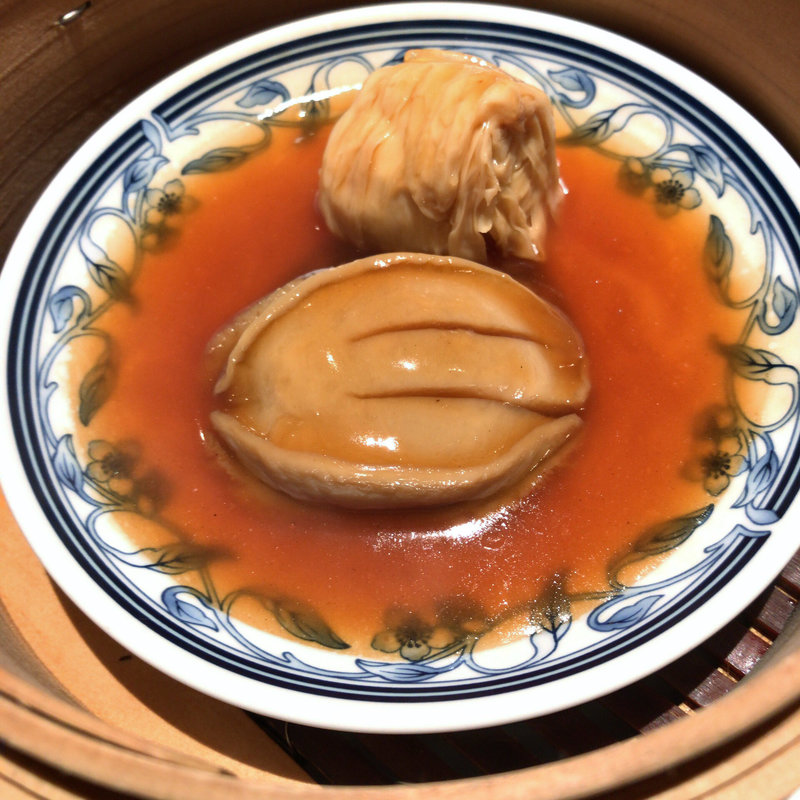 鮑の姿蒸し、自家製オイスターソース(カスケイドカフェ Cascade Cafe)