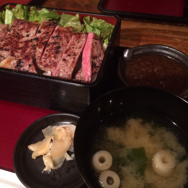 特選和牛サーロイン炭焼き炙り肉重(DININGあじと )