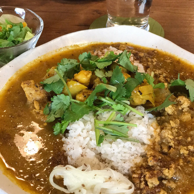 チキンカレーとキーマカレーのあいがけ、パクチー増量、スパイス玉子(curry phakchi(パクチー))