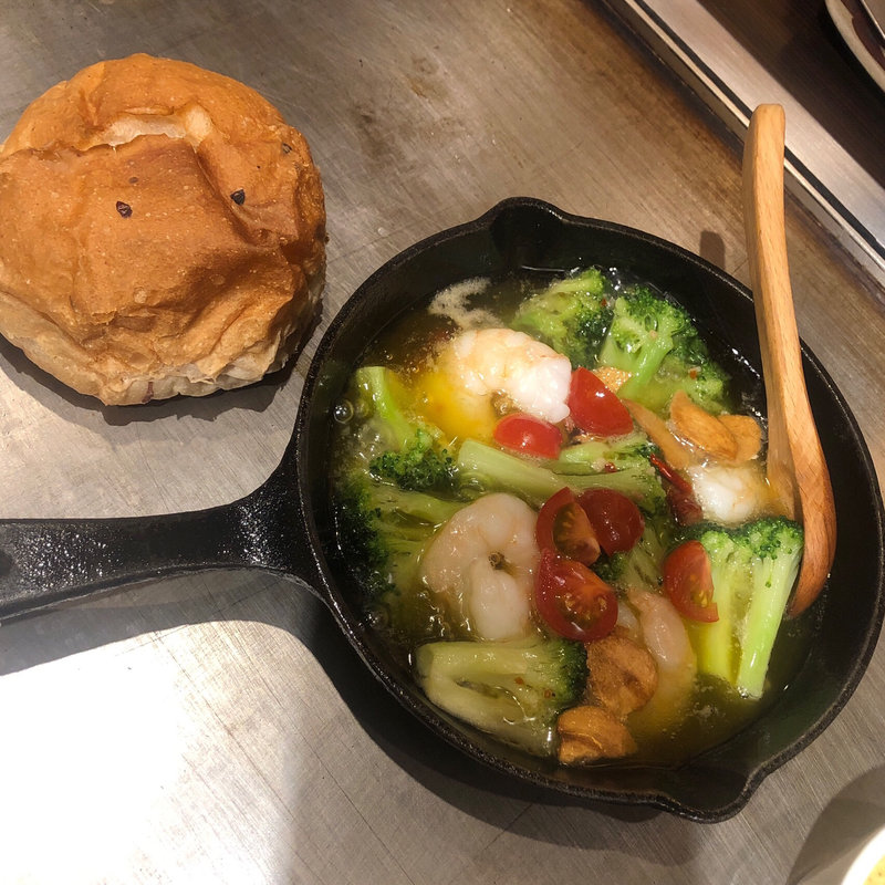 海老とブロッコリーのアヒージョ(京ちゃばな 京都駅前店 （きょうちゃばな）)