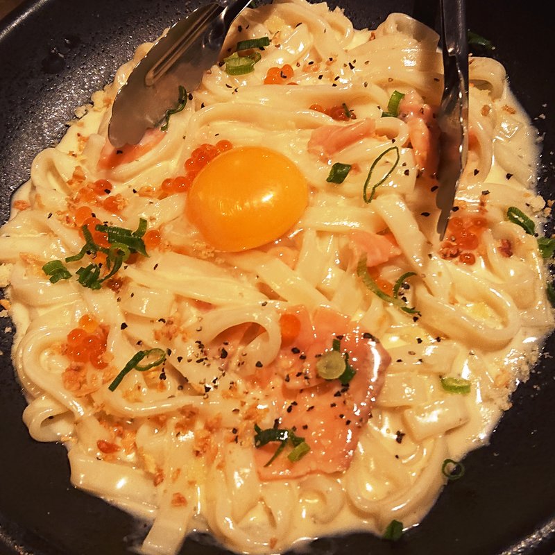 サーモンといくらのカルボナーラきしめん(居酒屋 土間土間 武蔵溝の口店)