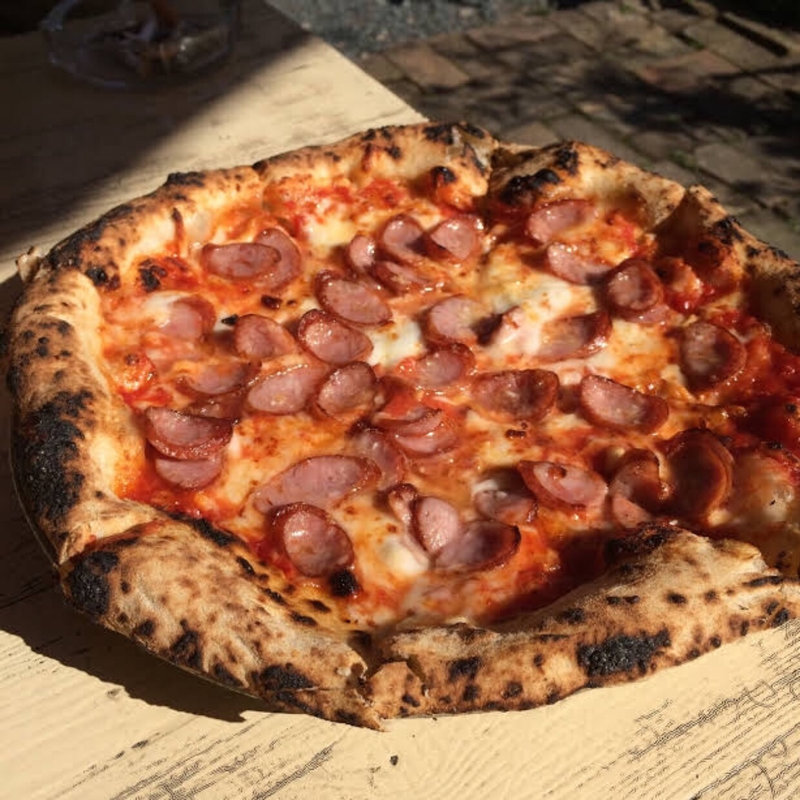 あらびきソーセージとにんにく(クワモンペ （KUWA MONPE）)