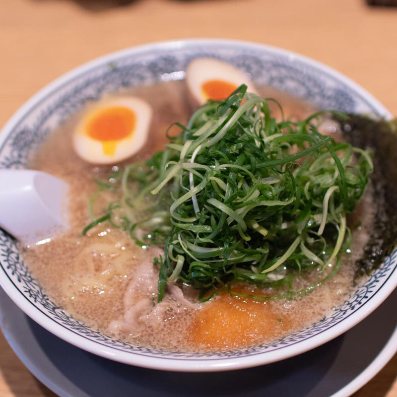 熟成醤油 ねぎ肉そば 半熟煮玉子入り 924円(丸源ラーメン 姫路今宿店)
