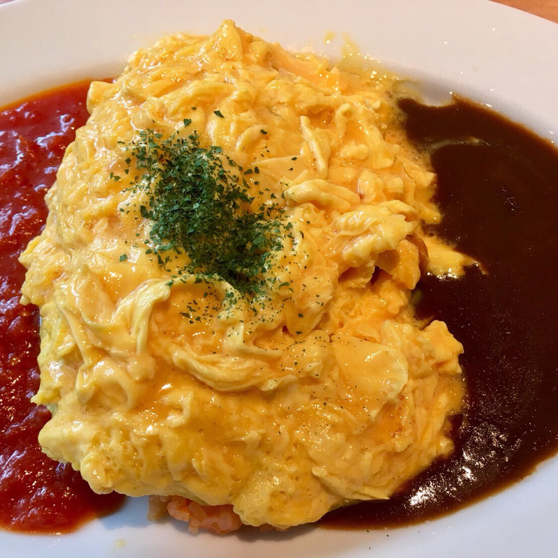 二色ソースのオムライス(YEBISU BAR（ヱビスバー） 新宿アイランドタワー店)