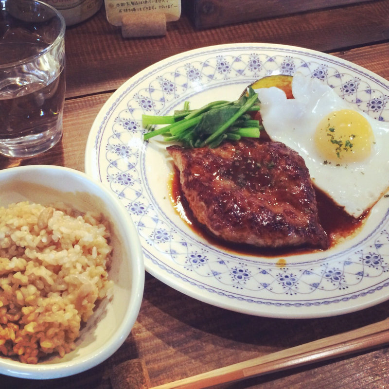 目玉焼き添えのハンバーグ デミグラスソース (Farmer's kitchen INNUIT)