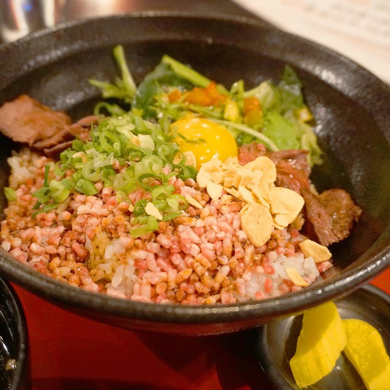 馬はらみステーキと馬とろユッケのハーフ丼(いっぴん 三年坂)
