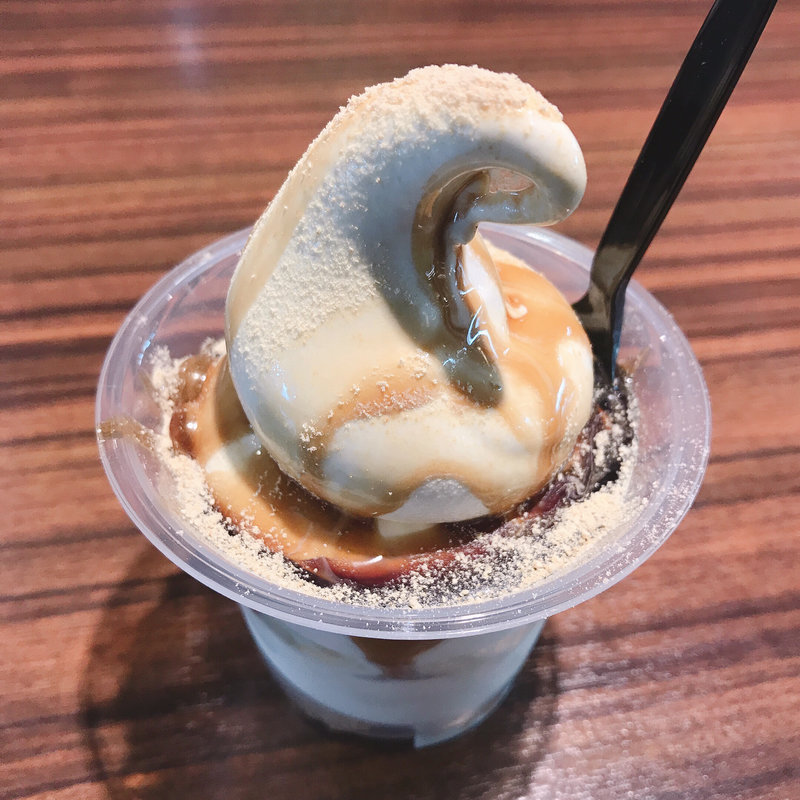 濃厚ソフトクリーム プレーンM ＋トッピング(crim’s くりむ’ズ モザイクモール港北店)