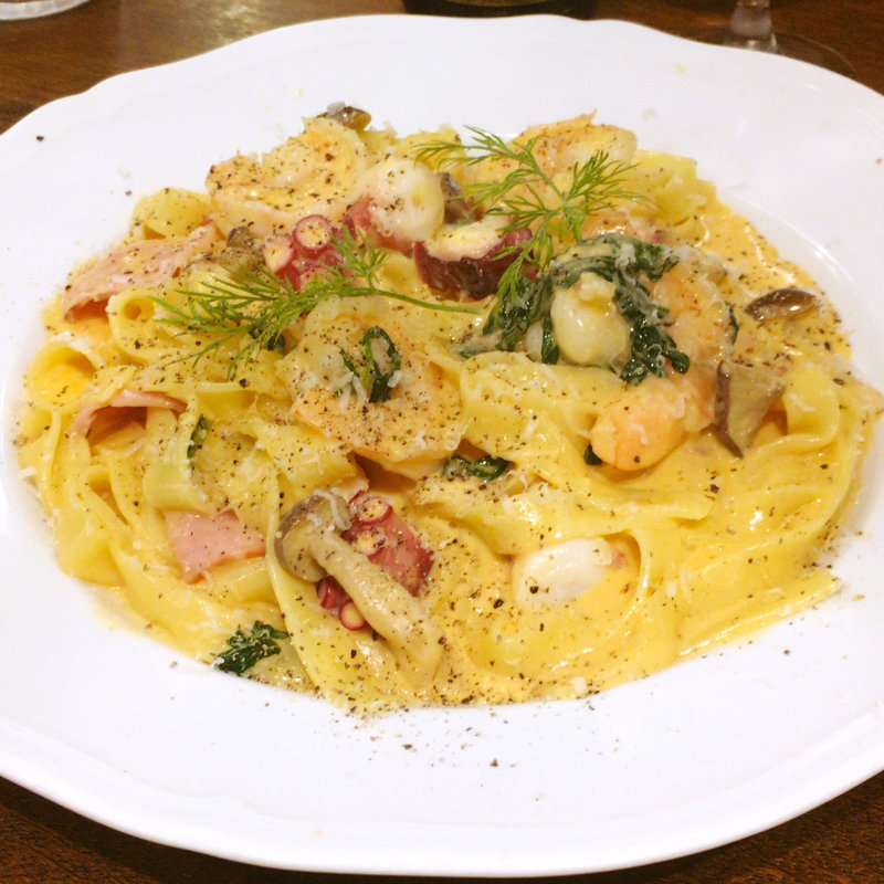 えびとたこのウニ風味カルボナーラ(バジルパスタ善 zen)