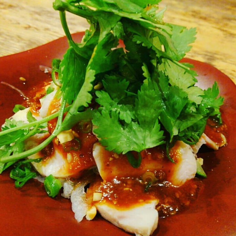 パクチーモリモリよだれ鶏(うまとら 天満本店)