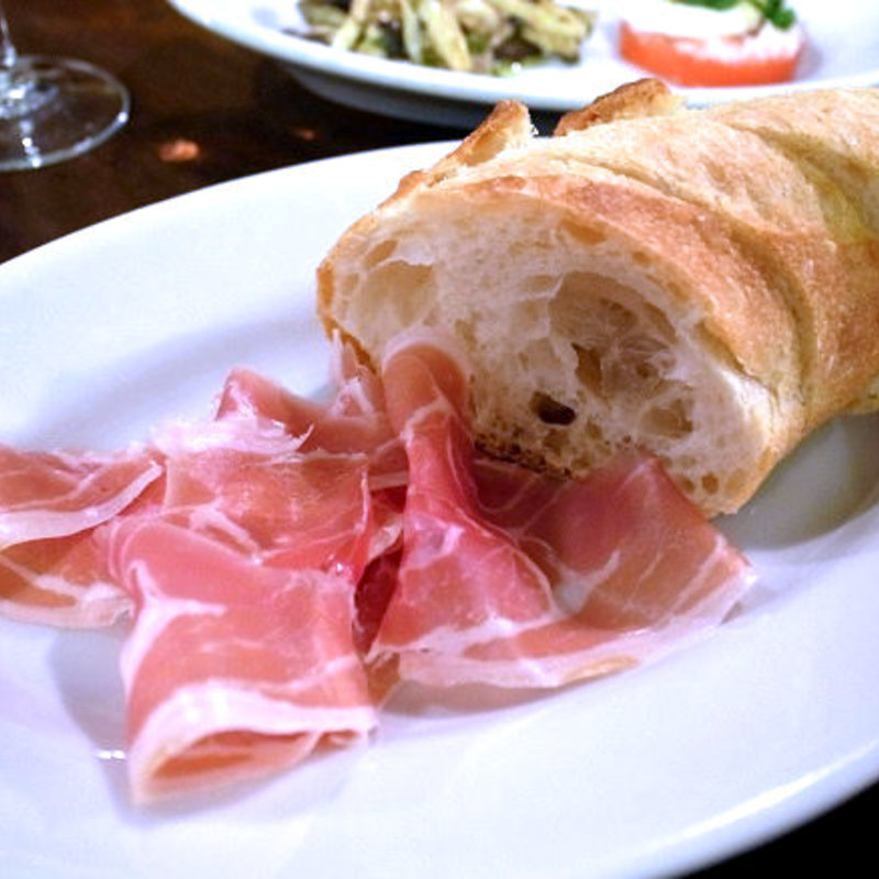 生ハムとパン(イル・バーカロ)