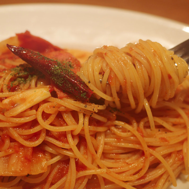 サラミと新玉ねぎのトマトソーススパゲッティ(パステリアサポーレ （SAPORE）)
