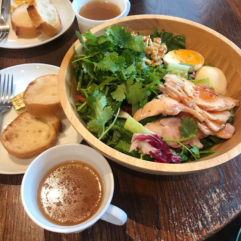 パクチーチキンサラダ(Public House THE OLD ROCK 神田店)