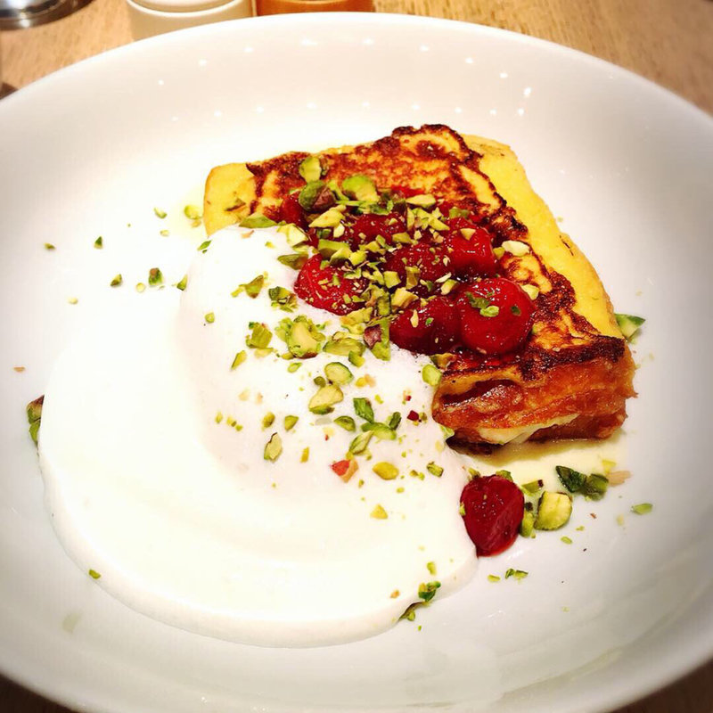 フレンチトーストw/ポーチドフルーツ、ヨーグルト(bills)