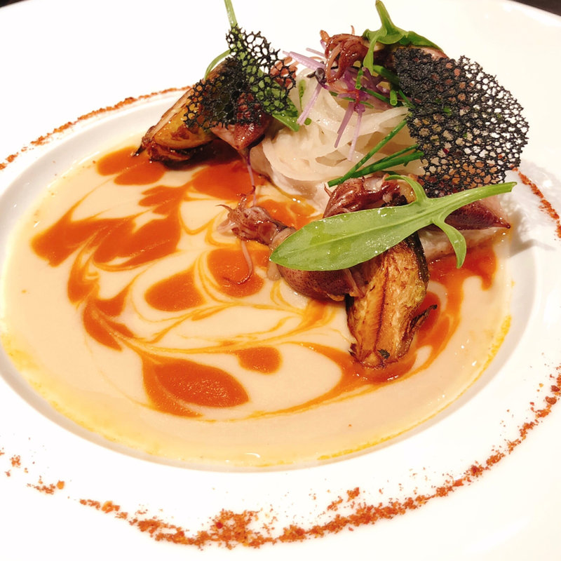 スズキとホタルイカのブランシャ焼き  白インゲン豆とチョリソーのクーリと共に(ラトリエ ドゥ ジョエル・ロブション)