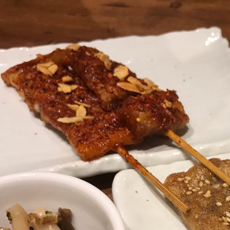 とんぺら焼き赤(1本)(居酒屋 鴨と豚 とんぺら屋 名駅広小路店)