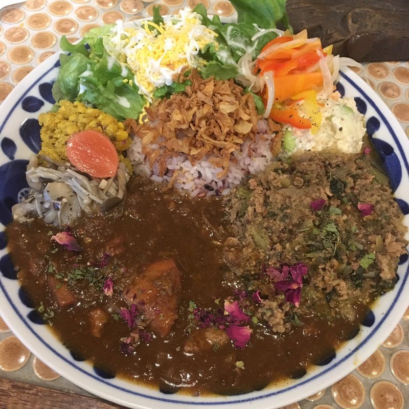 合い盛りカレー A＋B（日替りお野菜付き）(カフェみもざ  )