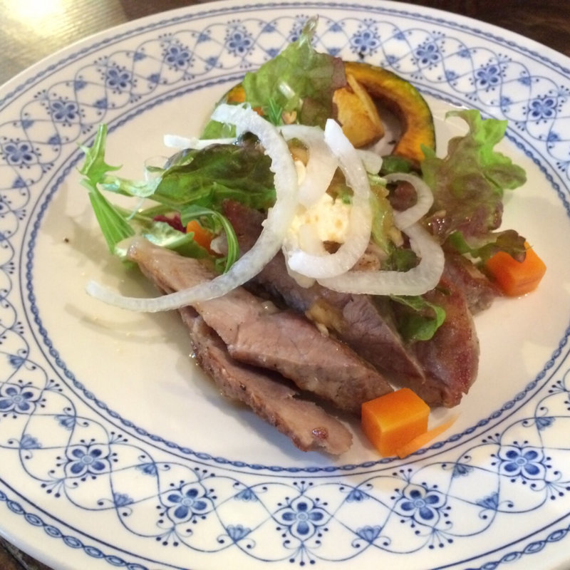 琉球豚肩ロースのグリルサワークリーム添えサラダ仕立て(Farmer's kitchen INNUIT)