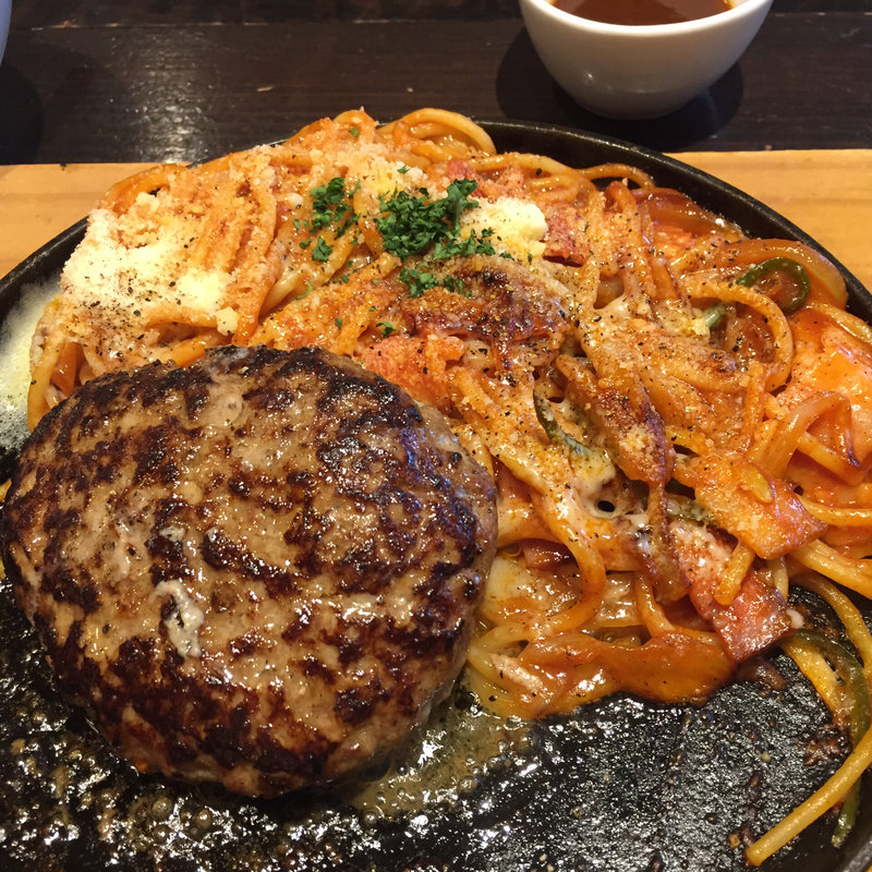 ナポリタンとハンバーグ(洋食堂～TABLEあじと～)