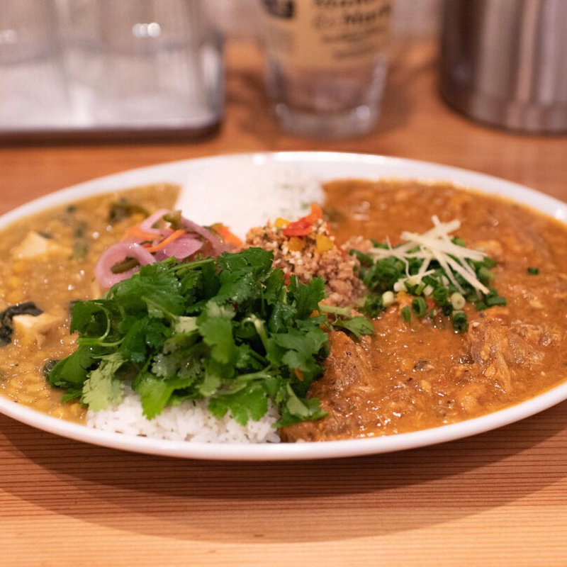 鯖のキーマカレーと豆カレーのあいがけ+オーガニックパクチー(スパイス スエヒロ)