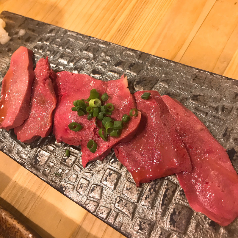 低温調理したレバ刺し(肉の大山)