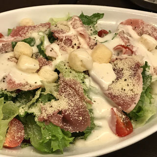 雷山豚生ハムのシーザーサラダ(九州酒場 千日前店 )