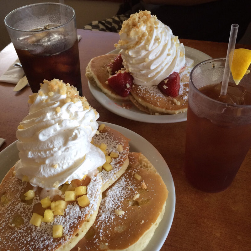 Pineapple Whipped Cream & Mac Nuts(Eggs’n Things saratoga)
