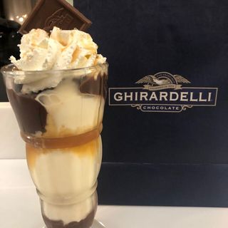 Summer beach(Ghirardelli Ice creem and Chocolate shop)