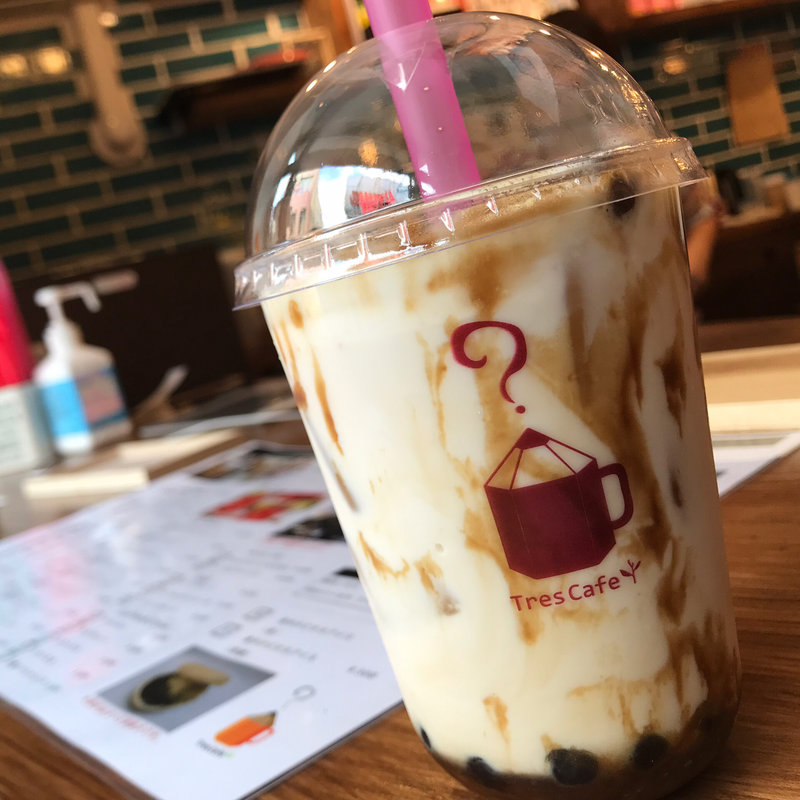 沖縄産黒糖と北海道産クリームチーズの黒糖パールミルク(Tres Cafe)