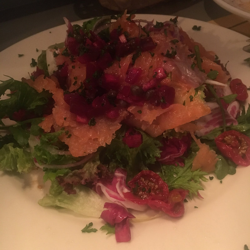 スモークサーモンサラダ(ル・ブジョン・オガサワラ)