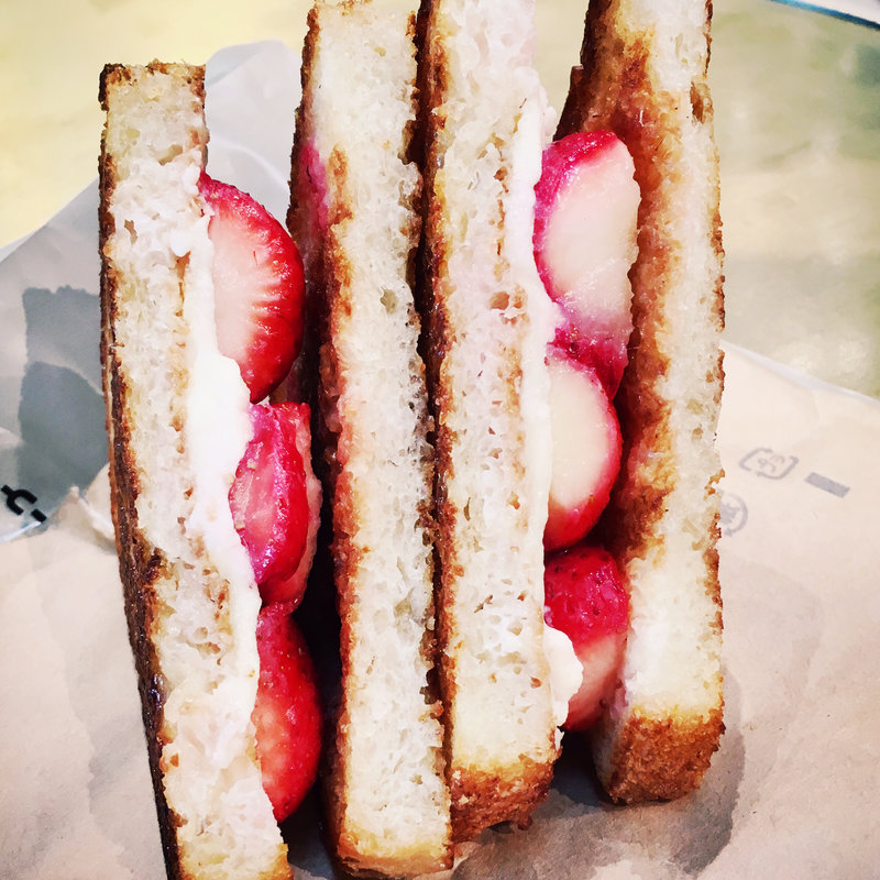 いちごとゴルゴンゾーラのハニーバターサンド(ザ シティ ベーカリー 天神ソラリアプラザ)