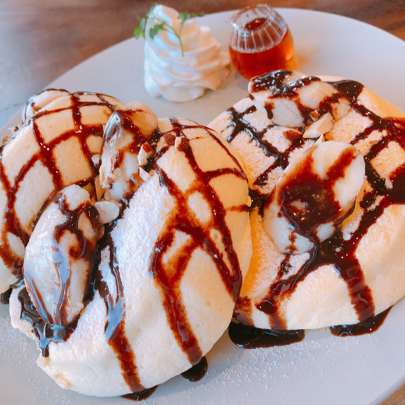 チョコバナナスフレパンケーキ(cafe&ber nano)