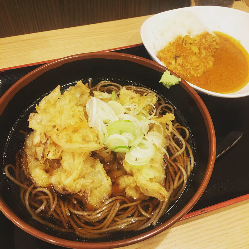 特大かき揚げそば 半よもだカレー(よもだそば 名古屋うまいもん通り広小路口店)