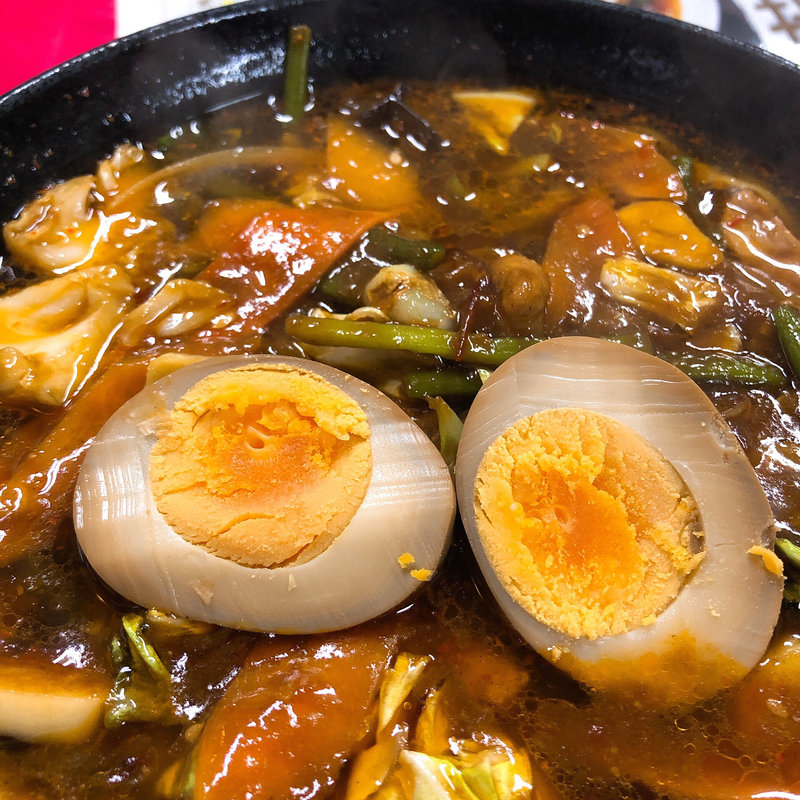 スパイシーラーメン味玉のせ(上尾飯店)