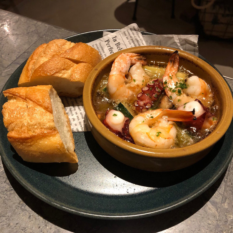 魚介のアビージョ(自家醸造クラフトビール CRAFTMAN UMAMI（クラフトマン ウマミ）梅田茶屋町店)