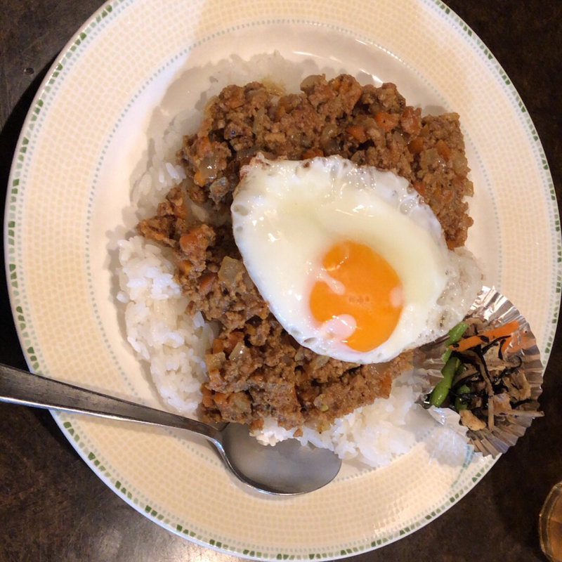 卵のっけドライカレー(港屋)