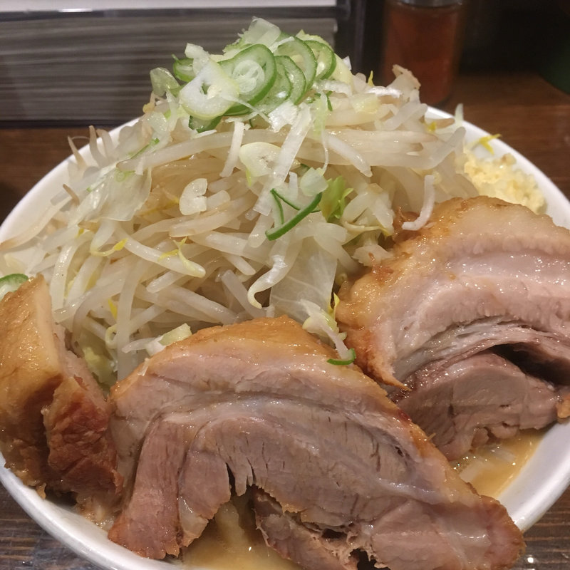 ラーメン豚入り 豚一枚増し 野菜マシマシカラメニンニクねぎ(ちばから 渋谷道玄坂店)