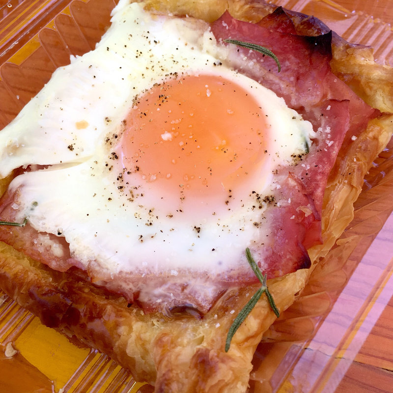 ベーコンエッグパイ・トリュフ風味(GASTROPUB ALES)