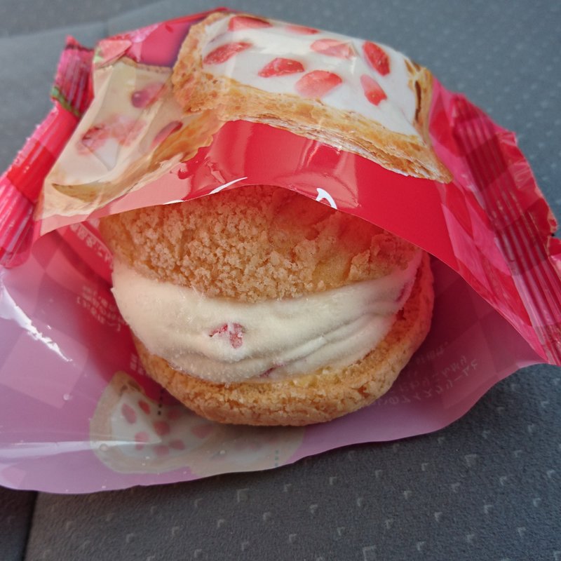 こんがりっとシューアイスいちご(ヴィラ・デ・アグリ)