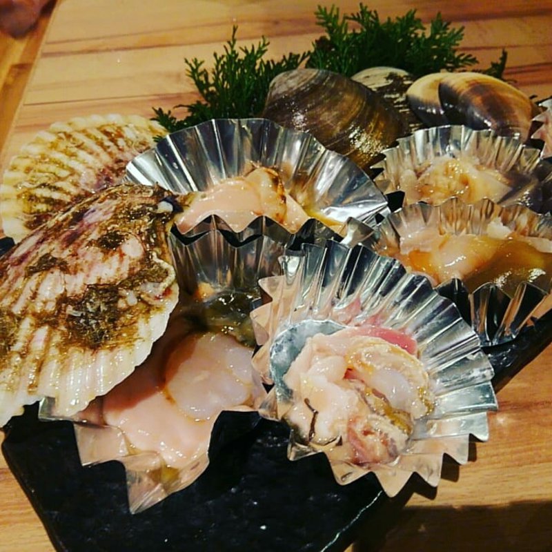 浜焼き（ホタテ、はまぐり、ほっき貝)  (ジャンボ釣船 つり吉 難波店)