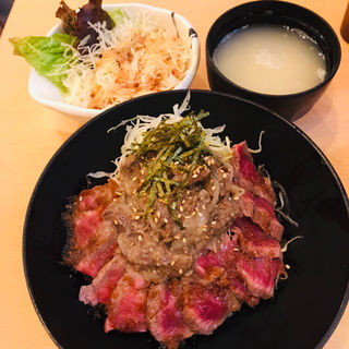 やわらかランプステーキ&塩だれ煮込みのコラボ丼(the肉丼の店 吉祥寺店)