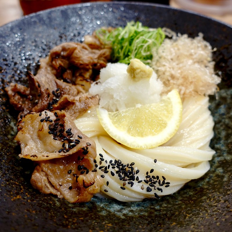 士幌黒牛（しほろくろうし）の炙り肉釜玉ぶっかけうどん(極楽うどん TKU ルクア大阪店)