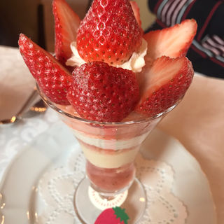 ストロベリーパフェ(資生堂パーラー 銀座本店レストラン)