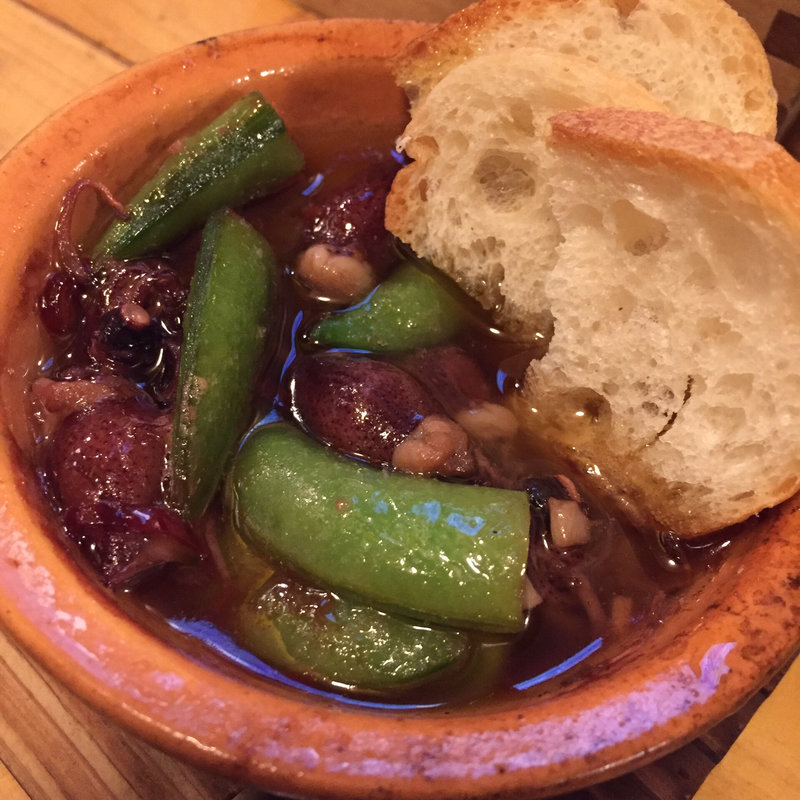 ホタルイカとスナップエンドウのアヒージョ(大衆酒場ビートル)