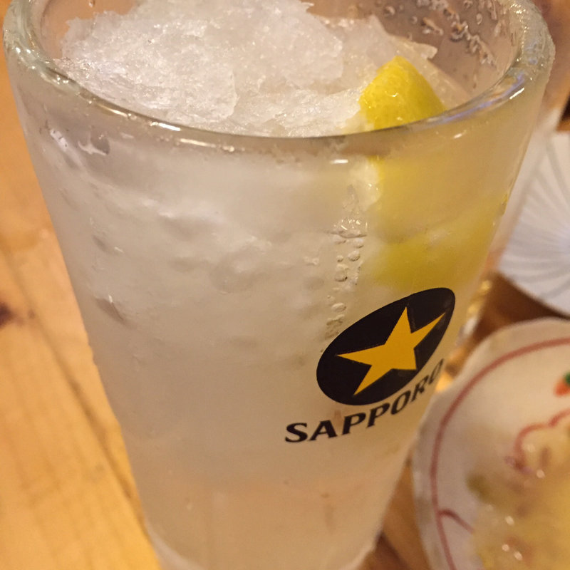 生搾りレモン酎ハイ(大衆酒場ビートル)
