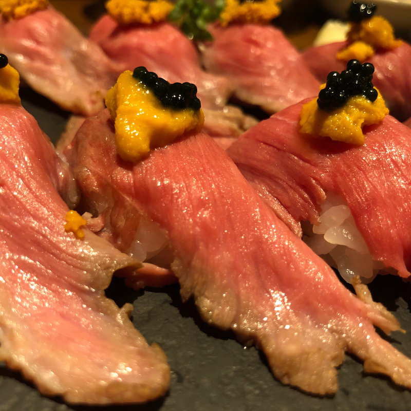 黒毛和牛の肉寿司(ウニ&キャビア)(ホルモン焼肉しまちゃん)