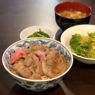 豚生姜焼き丼(信州・宮ちゃん酒食処 ブルーウイング)